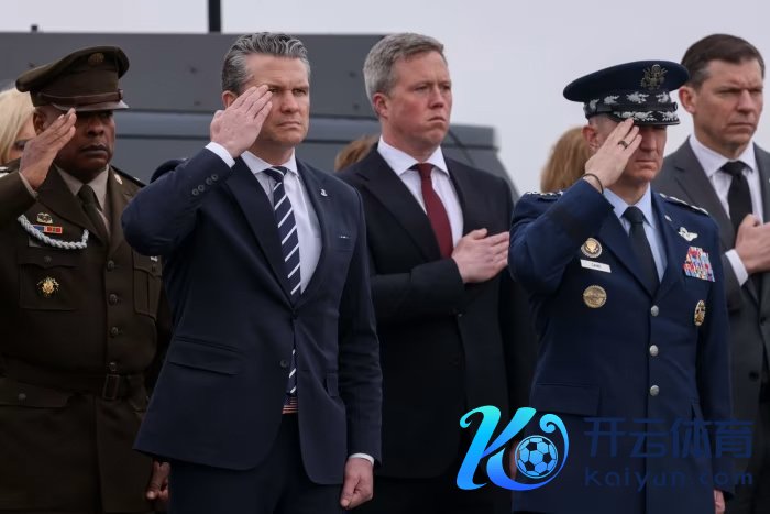 好意思国国防部长赫格塞念念和好意思国陆军部长德里斯科尔（指导红领带者）